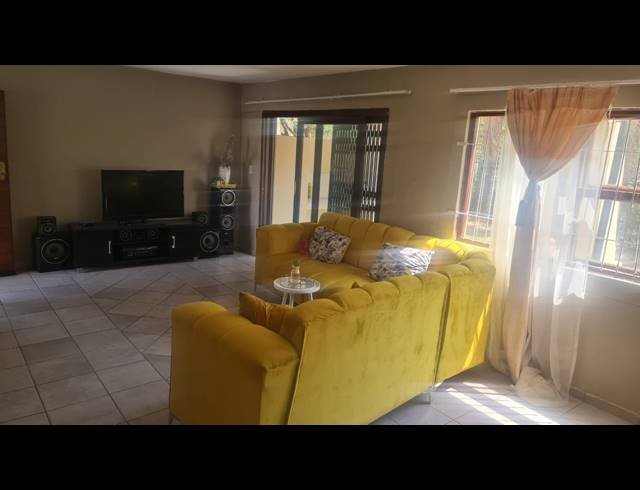3 BEDROOM TOWNHOUSE FOR SALE IN WATERVAL EAST